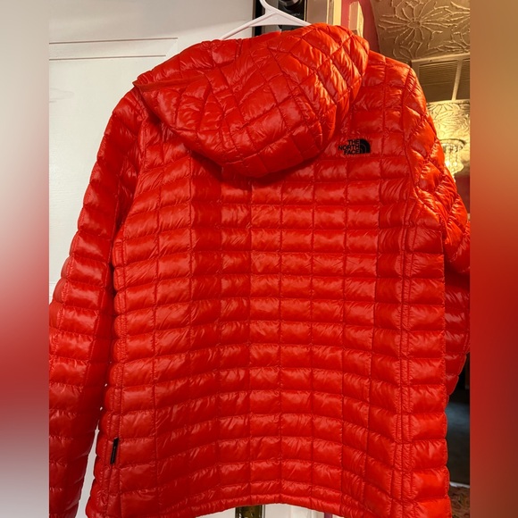 The North Face Women”s Bright Red Puffer Jacket NEW - Picture 8 of 11